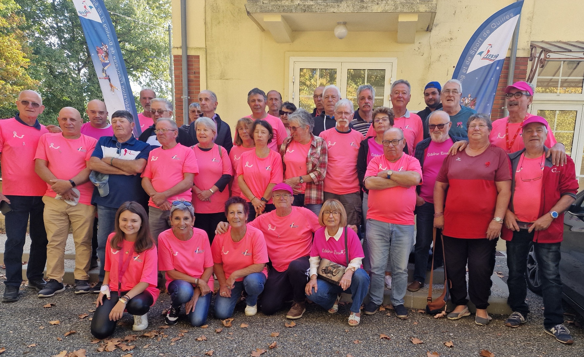 Les participants rassemblés devant la Mairie de Labarthète.