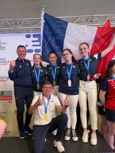 L'équipe de France Championne avec les coachs